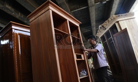 Pekerja sedang menyelesaikan pembuatan furniture di KaliBaru, Bekasi, Jawa Barat, Jumat (25/9).