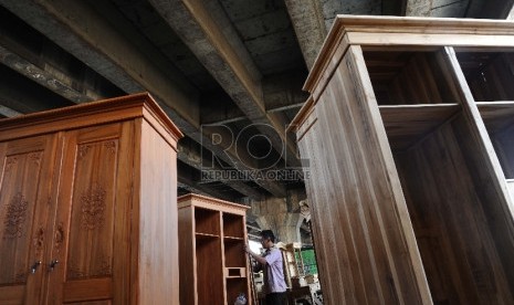 Pekerja sedang menyelesaikan pembuatan furniture di KaliBaru, Bekasi, Jawa Barat, Jumat (25/9).