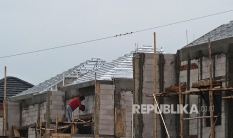  Pekerja sedang menyelesaikan pembuatan kawasan perumahan di Bekasi, Jawa Barat, Senin (25/1).