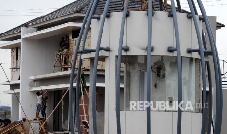 Pekerja sedang menyelesaikan pembuatan kawasan perumahan di Bekasi, Jawa Barat, Senin (25/1).