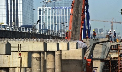 Pekerja sedang menyelesaikan proyek infrastruktur dikawasan Kuningan,Jakarta, Selasa (7/7).