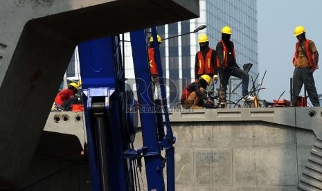 Pekerja sedang menyelesaikan proyek infrastruktur dikawasan Kuningan,Jakarta, Selasa (7/7).