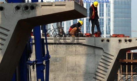 Pekerja sedang menyelesaikan proyek infrastruktur dikawasan Kuningan,Jakarta, Selasa (7/7).