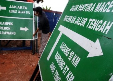 Pekerja sedang menyusun rambu lalu lintas di Cikampek, Jawa Barat, Sabtu (20/8). Rambu dipersiapan untuk memudahkan penguna jalan bagi pemudik yang akan menuju ke Jawa Tengah dan Jawa Barat. 