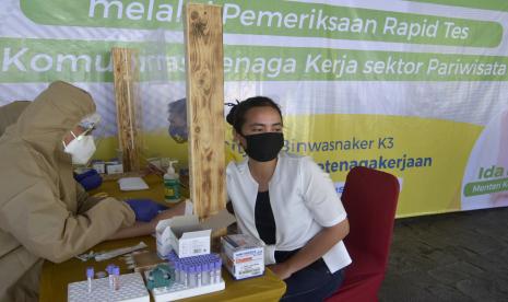 Pekerja sektor pariwisata mengikuti tes cepat (rapid test) COVID-19, di kawasan Kuta, Badung, Bali, Sabtu (22/8/2020). Tes cepat COVID-19 yang dilakukan terhadap 500 orang tenaga kerja sektor pariwisata tersebut diselenggarakan Kementerian Ketenagakerjaan untuk memastikan pekerja sektor pariwisata di Pulau Dewata dalam kondisi yang sehat dan siap menyambut serta melayani kembali wisatawan.