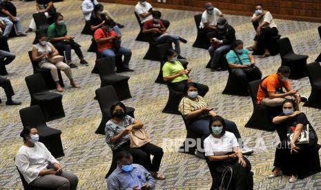 Pekerja sektor pariwisata menjalani observasi usai disuntik vaksin COVID-19 di Nusa Dua, Badung, Bali, Kamis (20/5/2021). Vaksinasi COVID-19 tahap dua kepada 8.671 orang pekerja pariwisata dan ekonomi kreatif di dalam kawasan The Nusa Dua itu dilakukan untuk mewujudkan kawasan tersebut sebagai salah satu dari tiga zona hijau COVID-19 yang disiapkan di Provinsi Bali yang rencananya akan dibuka kembali untuk pariwisata.