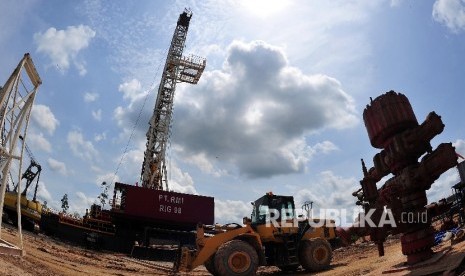 Pekerja tambang beraktivitas di area pengeboran minyak dan gas.