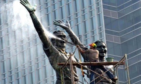   Pekerja tengah melakukan perawatan Patung Selamat Datang yang berada di Bundaran Hotel Indonesia, Jakarta, Senin (5/11).    (Republika/Agung Supriyanto)