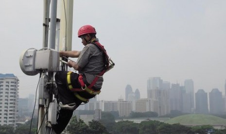 Pekerja tengah melakukan perbaikan BTS XL