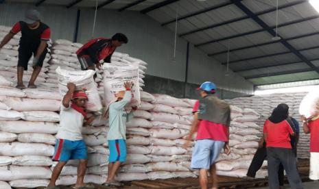 Pekerja tengah mengakut pupuk di gudang pupuk milik PT Pupuk Kujang. Perusahaan BUMN ini memastikan kondisi pupuk aman untuk musim tanam kedua 2020.