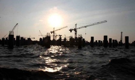 Workers build new port at Tanjung Priok, Jakarta. (Illustration)