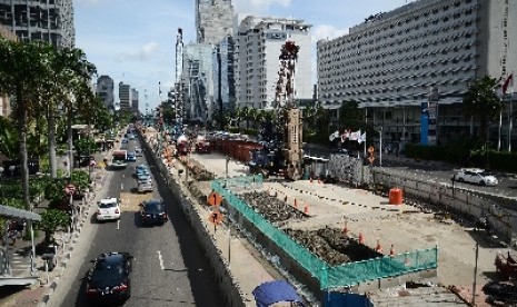 Pekerja tengah mengerjakan proyek MRT di Jalan MH Thamrin, Jakarta Pusat, Jumat (9/1).