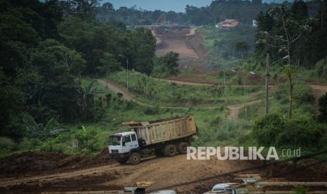 Pekerja tengah menyelesaikan proyek pembangunan Jalan Tol Bogor-Ciawi-Sukabumi (Bocimi) di Kawasan Rancamaya, Bogor, Jawa Barat, Selasa (1/11).