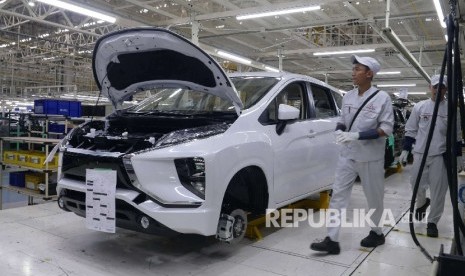 Pekerja tengah merakit Mitsubishi Xpander di pabrik Mitsubishi Motors Cikarang, Bekasi, Selasa (3/10). 