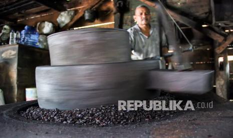 Pekerja Usaha Kecil Menengah (UKM) menggiling biji kopi robusta di tempat produksi bubuk kopi tradisional Desa Kandang, Lhokseumawe, Aceh, Rabu (12/8/2020). Kementerian Koperasi dan UKM menggandeng Lembaga Kebijakan Pengadaan Barang/Jasa Pemerintah (LKPP), mendorong produk khusus UKM, termasuk kopi masuk ke dalam daftar e-katalog pengadaan belanja barang/jasa untuk mempermudah penyerapan hasil produksi kopi di tanah air.