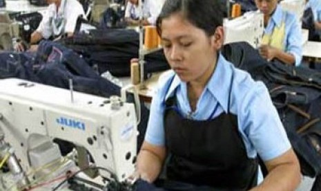 Pekerja wanita di industri tekstil dan garment.