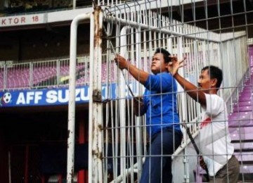 Pekerja memperbaiki pagar Stadion Utama Gelora Bung Karno