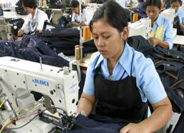 Pekerja wanita di industri tekstil dan garment.