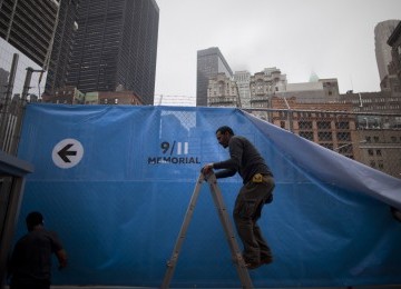 Pekerjaan Konstruksi monumen peringatan 11 september di sekitar Ground Zero, New York, Rabu (7/9). (AP Photo / Oded Balilty)