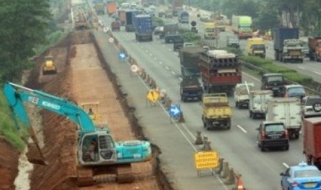 Pekerjaan penambahan ruas tol Tangerang-Merak di kedua arah di KM 17 Tol Tangerang, ditengarai turut memperparah kemacetan di Pelabuhan Merak.