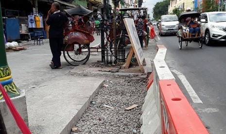 Pekerjaan revitalisasi pedestrian Malioboro.