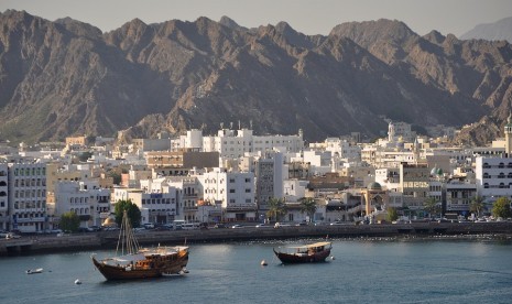 Pertama di Teluk, Oman akan Pungut Pajak Penghasilan Warga. Pelabuhan di Kota Muscat, Oman.