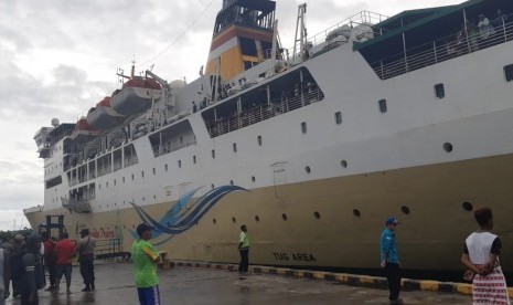 Kapal KM. Ciremai yang dioperatori oleh PT. Pelni dengan rute Jayapura menuju Pelabuhan Biak.