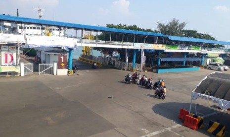 Pelabuhan Merak, Banten, tampak lengang pada hari kedua lebaran, Sabtu (16/6).