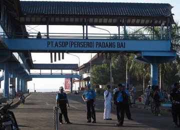 Pelabuhan Padang Bai, pintu masuk Bali dari arah timur.