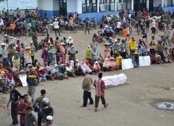 Pelabuhan Sape, Bima, ketika masih diblokade massa