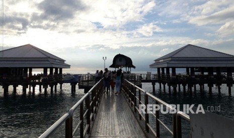 Pelabuhan Senggigi di Kabupaten Lombok Barat, NTB menjadi salah satu destinasi yang ramai dikunjungi wisatawan saat liburan pada Senin (25/12).