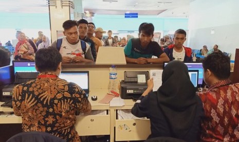 Pelabuhan Tanjung Perak Surabaya resmi menerapkan e-ticketing dan gate in online kapal penumpang dan Ro-Ro. Keduanya resmi diluncurkan oleh Direktur Jenderal Perhubungan Laut R Agus H Purnomo di Hotel Sheraton Surabaya, Kamis (20/6).