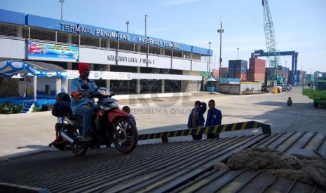   Pelabuhan Tanjung Priok, Jakarta Utara. 