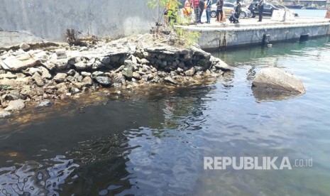 Pelabuhan Teluk Bayur Padang kembali tercemar. Kamis (12/10) pagi, petugas menemukan tumpahan BBM jenis solar di Dermaga 6. 