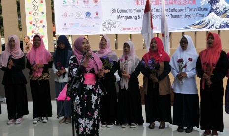 Pelajar Aceh bersama mahasiswa menyanyikan lagu Jepang, Omoiyari dan Hana Wa saat memperiungati lima tahun bencana tsunami Jepang di Museum Tsunami Aeh di Banda Aceh, Jumat (11/3).