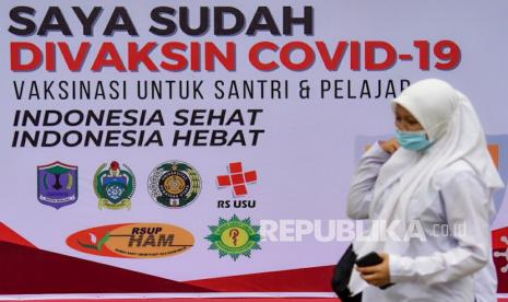 Pelajar bersiap mengikuti vaksinasi COVID-19 untuk santri dan pelajar di Ponpes Sabilul Mukminin, Paya Roba, Kota Binjai, Sumatera Utara, Selasa (31/8/2021). Pemerinta Kota Binjai bekerjasama dengan Badan Intelijen Negara (BINDA) Sumut menggelar vaksinasi untuk santri dan pelajar sebagai salah satu syarat untuk melaksanakan pembelajaran tatap muka dengan target sebanyak 2500 orang. 