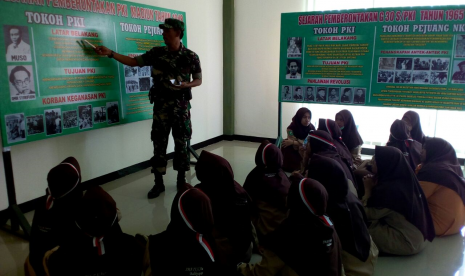 Pelajar dari SMAIT Al Aulia Balikpapan mengikuti “Wisata Matematika Bela Negara (WMBN)” di Kodim 09/05/Balikpapan.