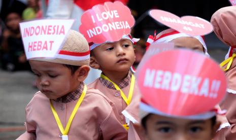 Pelajar dari Taman Kanak-kanak (TK) dan lembaga Pendidikan Anak Usia Dini (PAUD) mengikuti pawai budaya, (ilustrasi). Pakar pendidikan Najelaa Shihab mengatakan bahwa implementasi Kurikulum Merdeka belajar lebih mudah diterima pada pendidikan anak usia dini (PAUD).