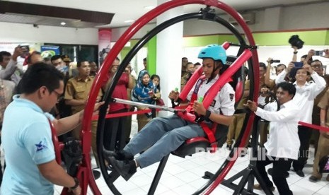 Pelajar di Kota Padang menjajal alat peraga sains dan teknologi yang ditampilkan di PP IPTEK Museum Adityawarman. 