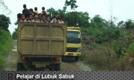 Pelajar di Lubuk Sabuk, Kalimantan Barat