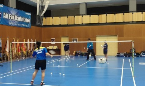 Pelajar Futaba Future School jurusan bulu tangkis sedang berlatih di lapangan indoor sekolah, Jumat (7/2). Tunggal putra nomor satu dunia dari Jepang Kento Momota merupakan jebolan Futaba, yang dahulu bernama Tomioka.