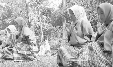 Pelajar kelas komunitas Rumah Hijau Denassa menari menyambut peserta Residensi Literasi Sains, Gowa, Sulawesi Selatan, akhir juli 2018.