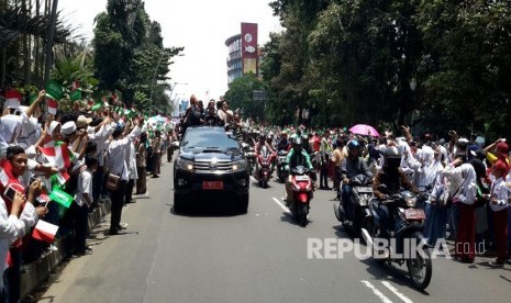  Pelajar Kota Bogor dengan bendera Indonesia-Arab Saudi disiapkan di jalur pedestrian Kebun Raya Bogor sejak pukul 10.00 WIB sambut Raja Salman, Rabu (1/3). 