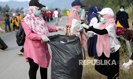 Pelajar, mahasiswa dan aktivis lingkungan membersihkan sampah di pesisir pantai wisata Ulee Lheu pada peringatan World Cleanup Day 2019 di Banda Aceh, Aceh, Sabtu (21/9/2019).