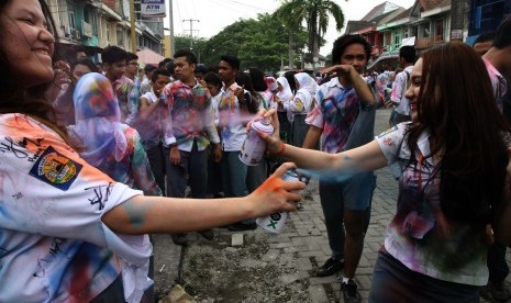 Pelajar melakukan corat-coret seragam kearah temannya usai melaksanakan Ujian Nasional (UN) 2016, di Medan, Sumatera Utara, Rabu (6/4).