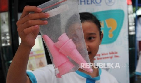 Pelajar melihat contoh jajanan tidak sehat saat roadshow Mobil Pangan dan Gizi Hero (MOGI Hero) di SDN Cipinang Muara 05 Pagi, Jakarta Timur, Kamis (17/3/2022). Jajanan anak sekolah banyak yang minim nilai gizi dan ada pula yang mengandung bahan berbahaya, seperti chiki ngebul.