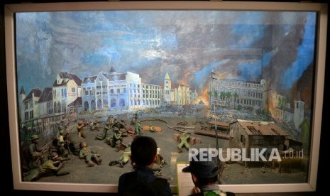 Pelajar melihat diorama pejuang kemerdekaan ketika perang melawan penjajah di Museum Satria Mandala, Jakarta, Kamis (10/11).