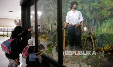 Laskar Hizbullah dalam Catatan Sejarah Kemerdekaan. Foto: Pelajar melihat replika pejuang kemerdekaan ketika perang melawan penjajah di Museum Satria Mandala, Jakarta, Kamis (10/11).