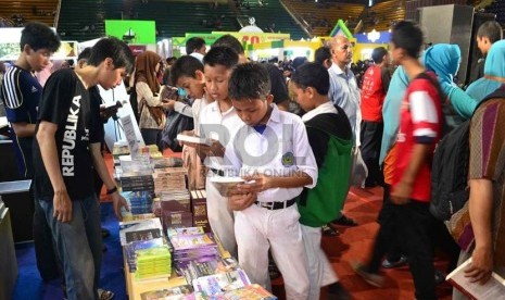  Pelajar membaca buku disalah satu stan penerbit di pameran Islamic Book Fair (IBF) 2013 di Senayan, Jakarta, Ahad (10/3). (Republika/Agung Supriyanto)