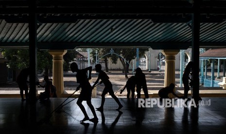 Pelajar membersihkan serambi Masjid Agung Keraton Kasunanan Surakarta di Solo, Jawa Tengah, Senin (14/5). 